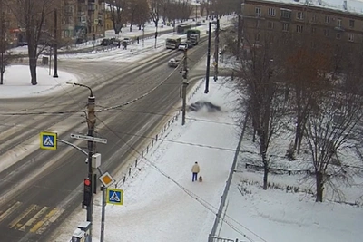 Авто выехало на тротуар возле челябинской школы