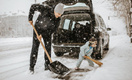 Пора убирать снег: врач Симкин предупредил, кому ни в коем случае нельзя махать лопатой