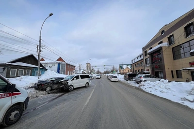 На улице Никитина столкнулись две Toyota, пострадали пять человек