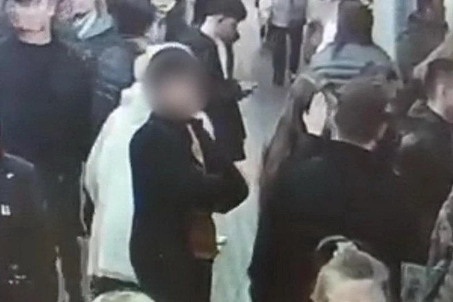 Появились кадры с мужчиной, который приставал к несовершеннолетней в петербургском метро | Источник: официальный представитель МВД России Ирина Волк