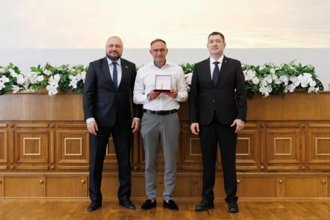 Кадрами награждения Гусева (в центре) «Атмосфера» делилась в соцсетях | Источник: anotssaatm / ok.ru