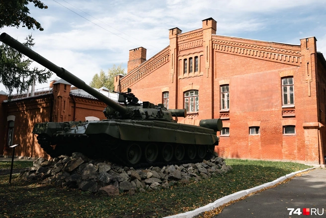 «Красные казармы» на территории нынешнего танкового построили в 1912–1914 годах. Тогда это место называли Симеоновской горкой из-за расположенного неподалеку от Свято-Симеоновского собора | Источник: Наталья Лапцевич