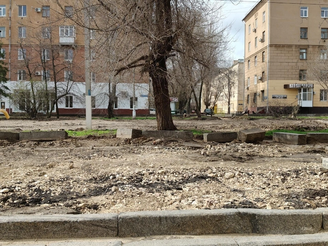 Опасения жителей: гранит могут заменить недолговечным бетоном. | Источник: Константин Завриков / V1.RU