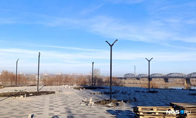 Площадка с видом на железнодорожный мост уже замощена плиткой | Источник: Стас Соколов / NGS.RU