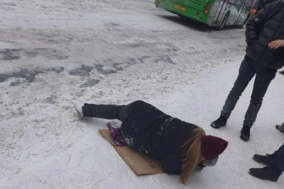 Девушка сломала ногу на тротуаре у «Детского мира»