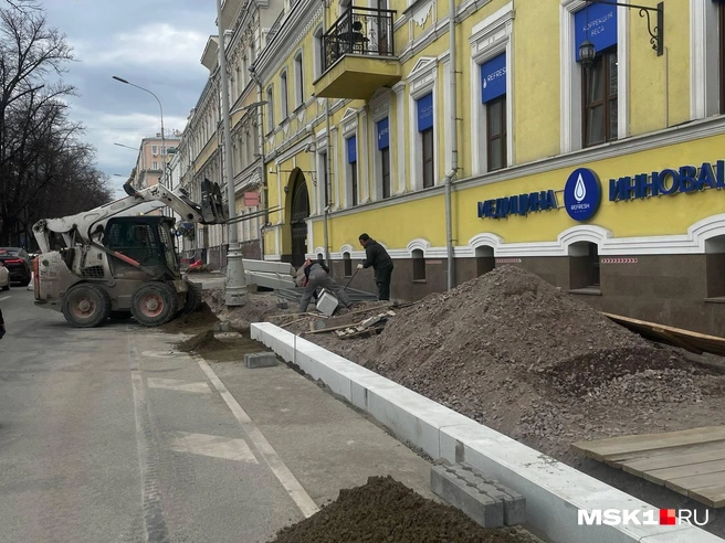 Рабочие сняли плитку с тротуара и поставили повышенные бордюры | Источник: Екатерина Фадеева / MSK1.RU