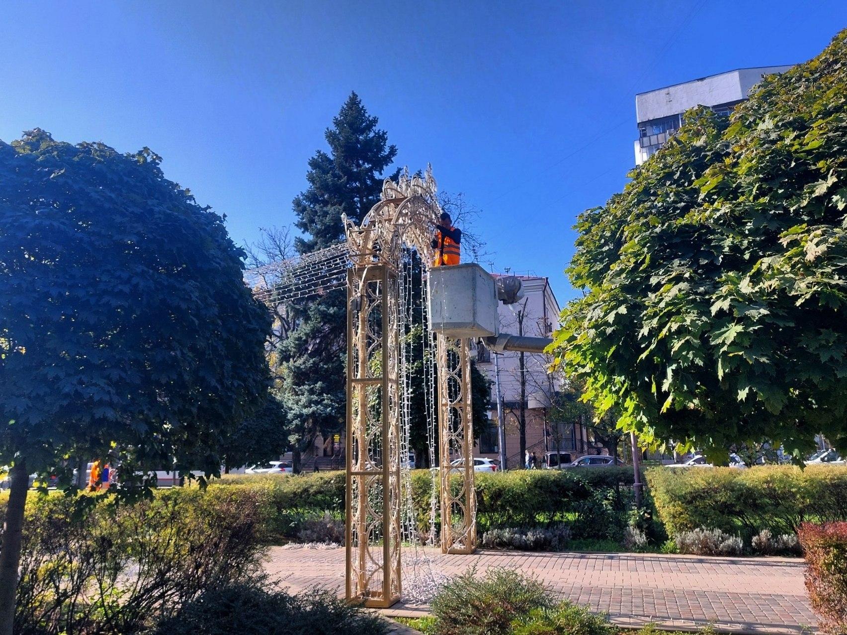 На улице Красной в Краснодаре начали устанавливать новогодние арки от Галицкого