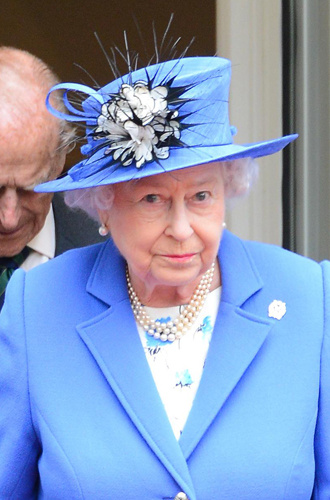 Фото №3 - Какое украшение Елизавета II носит практически постоянно (но вы не замечали)
