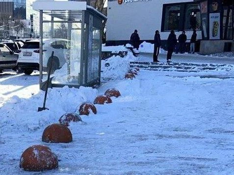 На пешеходной зоне сформировалась несанкционированная парковка | Источник: Мэрия Новосибирска