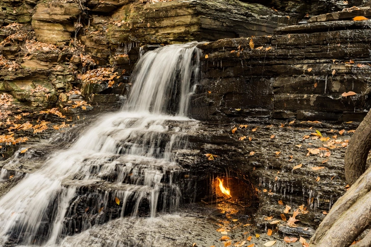 Водопад вечного пламени | Источник: Shutterstock/Fotodom.ru