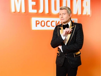 «Как орех»: Басков страстно обнимал и шлепал по попе Виту Чиковани на премьере посвященного ему клипа