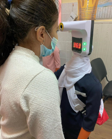 &amp;quot;Коронавирусные&amp;quot; манекены измеряют температуру и дезинфициуют руки детям и их родителям в поликлинике