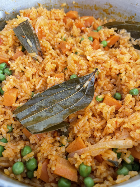 Национальное блюдо Ганы — рис с овощами и томатно-рыбным соусом