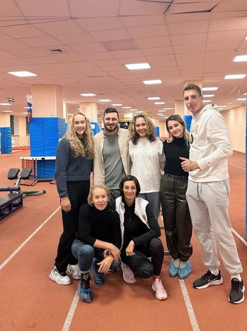 Чемпионы и тренер в сборе  | Источник: Ольга Атылина