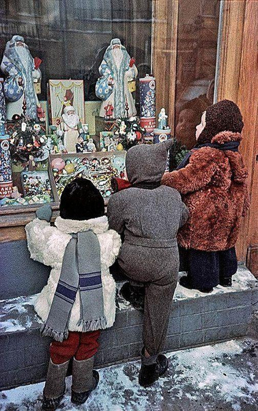 Ресторанное меню со скидкой, очереди за игрушками: как отмечали Новый год в СССР