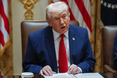 Трамп игнорирует рост цен на бензин и просит статую в свою честь