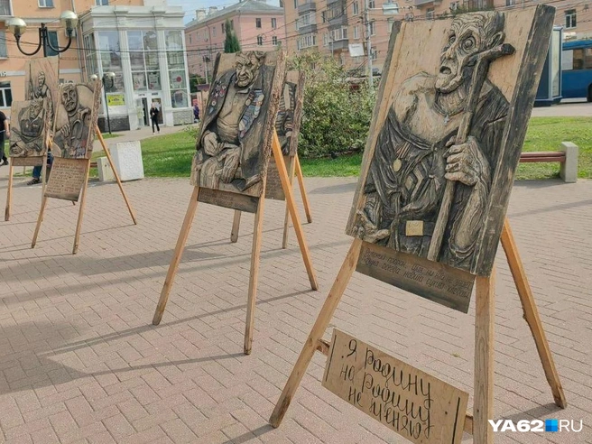 Под каждой работой подписи — маленький рассказ об изображенном человеке | Источник: Кристина Мельникова / YA62.RU