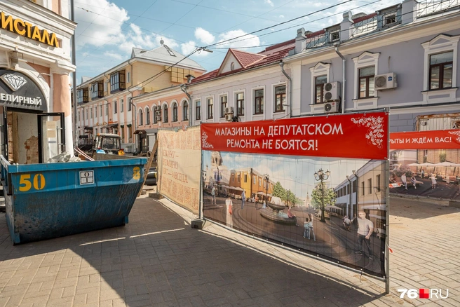 Баннеры со стороны улицы Кирова отодвигают для проезда строительной техники | Источник: Александр Куренной / 76.RU