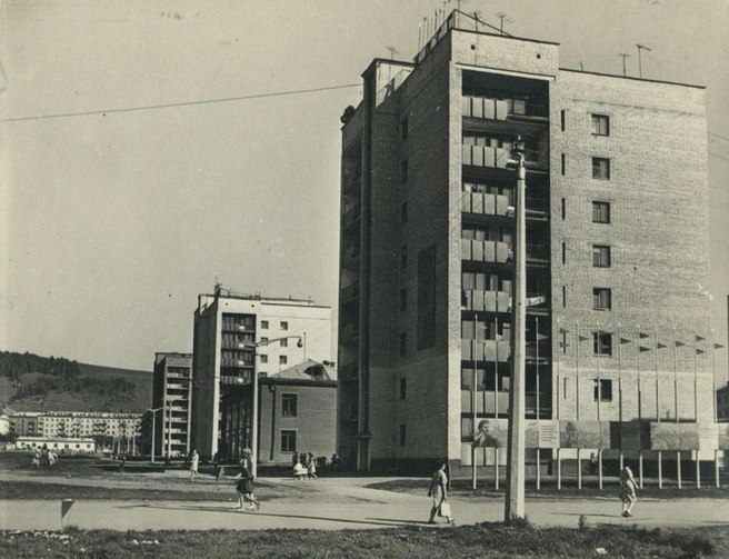 Перспективу проспекта Советской Армии стало тяжело оценить из-за деревьев. Вообще в городе теперь намного больше зелени, по сравнению с советским прошлым | Источник: pastvu.com