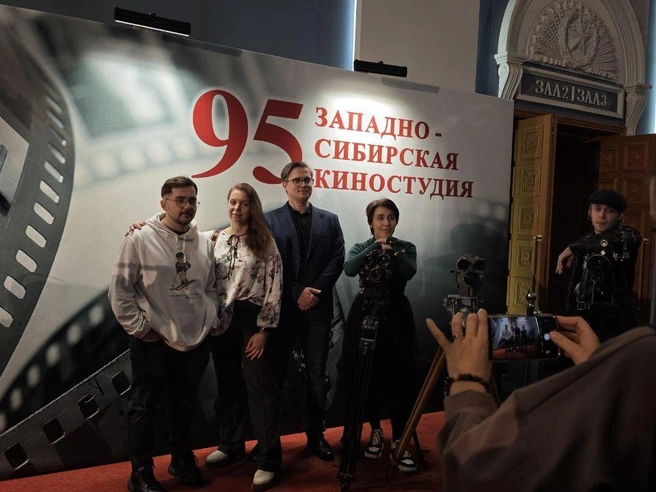 В холле центра культуры собрались ветераны сибирской киноиндустрии, их ученики и молодые авторы | Источник: НГС