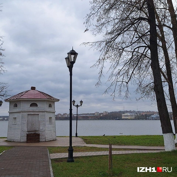 Парк имени Чайковского с видом на Воткинский пруд | Источник: Юлия Дёмина / IZH1.RU