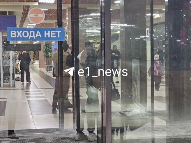 Учения начались после завершения работы торгового центра | Источник: читатель E1.RU