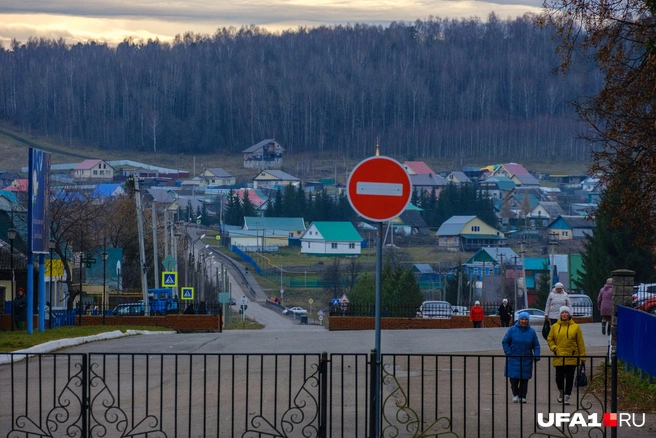 Улица ведёт обратно на трассу до Уфы или Екатеринбурга | Источник: Булат Салихов / UFA1.RU