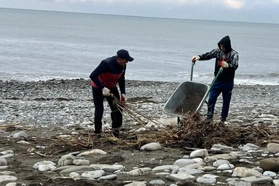 После шторма в Сочи убирают пляжи