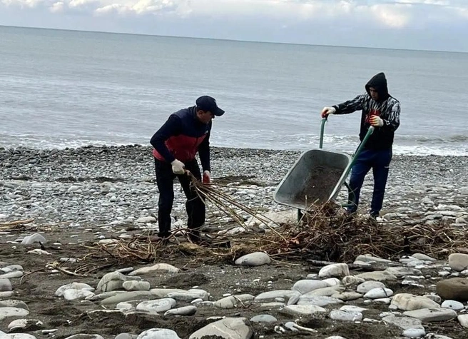 Море внесло множество мусора | Источник: МЦУ Сочи