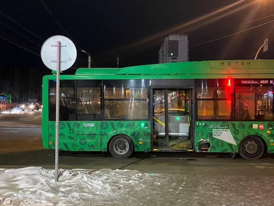 Автобус промчался на красный и попал в аварию на перекрестке в Парковом (видео)