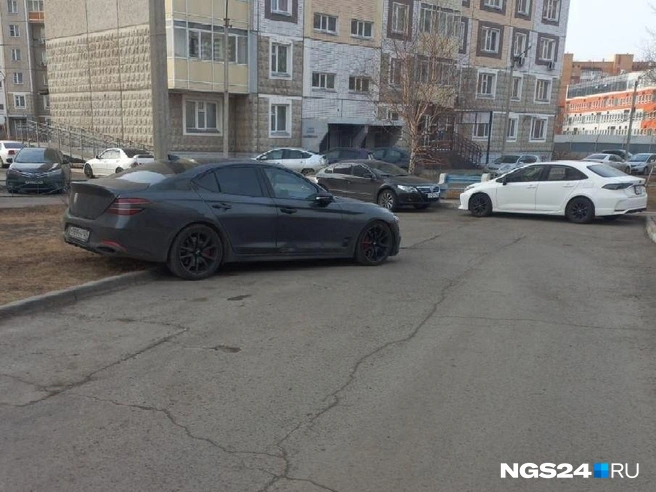 Даже одним колесом уже нарушение | Источник: читатель NGS24.RU