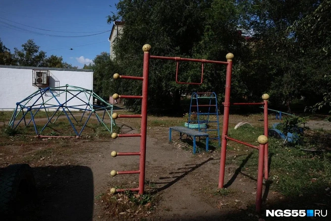 Не помешало бы облагородить детскую площадку | Источник: Евгений Софийчук / NGS55.RU