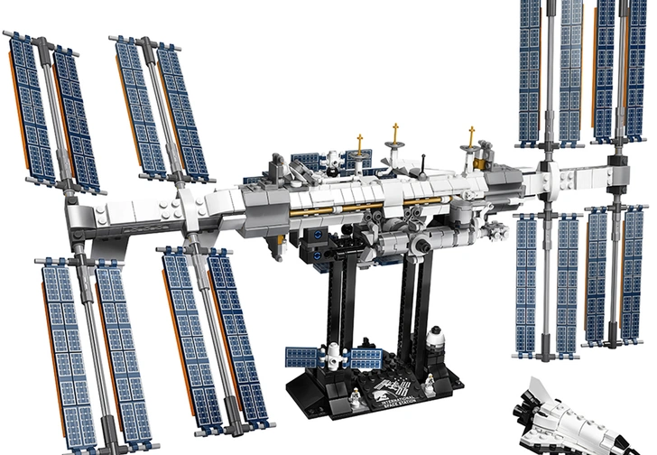 Lego выпускает огромный конструктор в виде МКС, но в нем не нашли русских кораблей