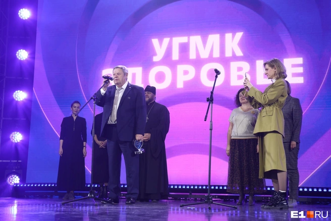 На этом фото — церемония 2025 года, статуэтку получает генеральный директор клиники «УГМК-Здоровье» Михаил Скляр | Источник: Владислав Лоншаков / E1.RU