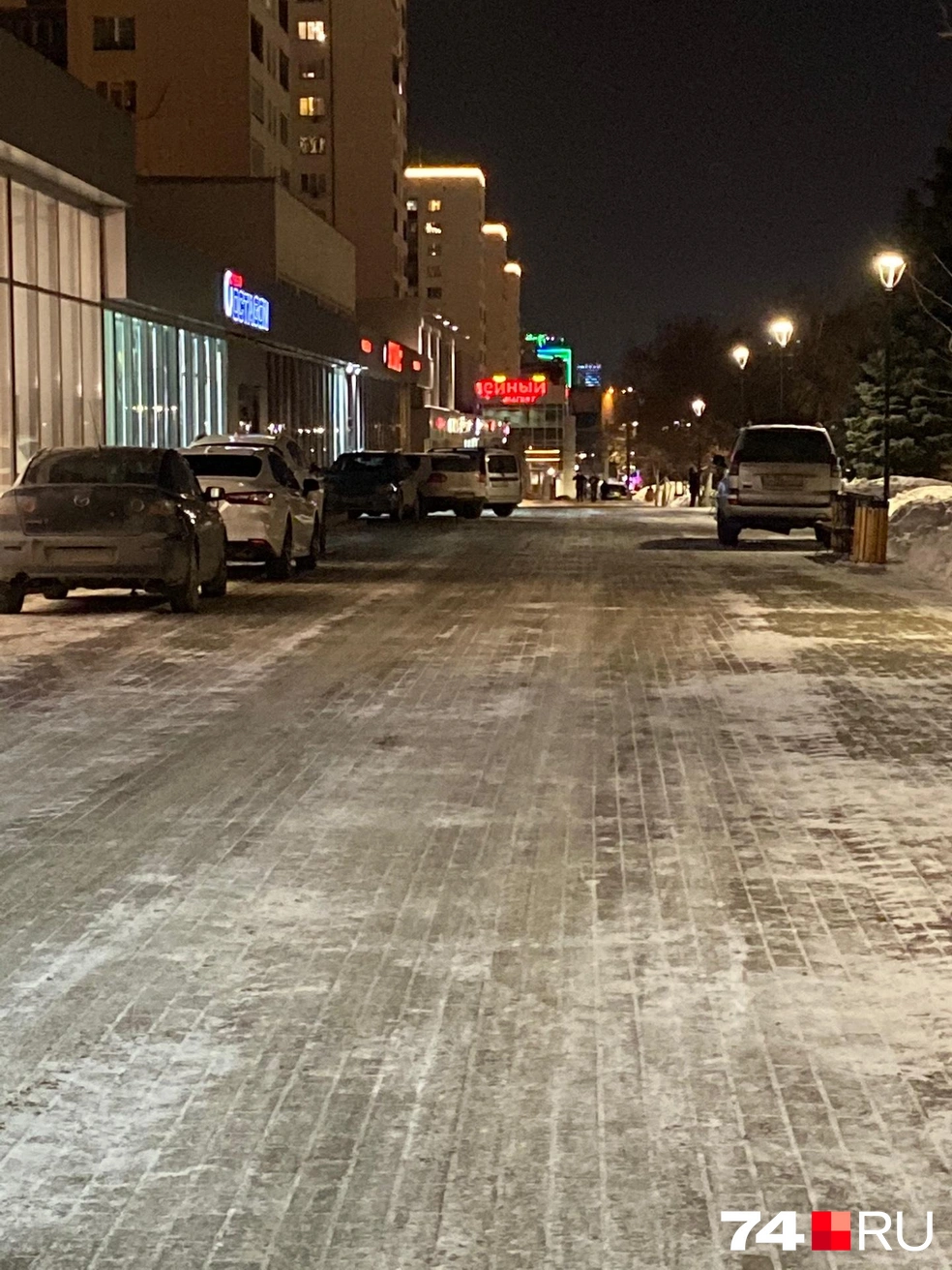 Тротуар превратили в парковку на проспекте Ленина в Челябинске, февраль  2022 г. - 26 февраля 2022 - 74.ру