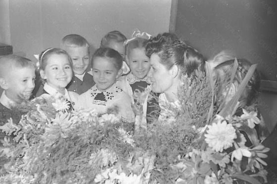 1 сентября 1959 года. 2 «В» пришел с каникул. На фото&nbsp;— учитель З.&nbsp;Е.&nbsp;Буданова | Источник: из фотофондов Центрального госархива Самарской области и Самарского областного госархива социально-политической истории