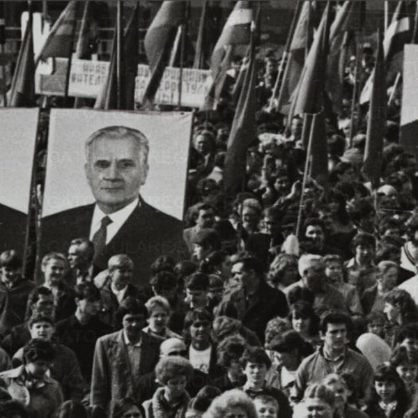 1 мая 1984 года, Тула. Рабочие несут портреты лидеров СССР и праздничные лозунги | Источник: Государственный архив Тульской области