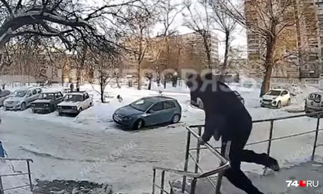 Парень выбежал из подъезда без кроссовок и бился в конвульсиях от боли | Источник: камера «Интерсвязи»