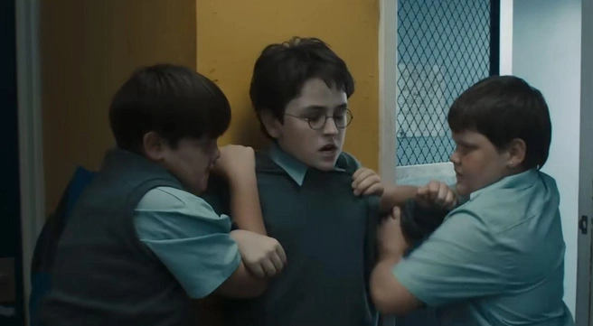 Кадры из трейлера. По ним заметно, к примеру, что в сериале будет показана жизнь Гарри до Хогвартса | Источник: HBO Max Nordic / YouTube