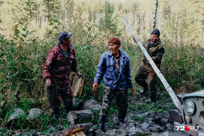 Наш УАЗ утонул в грязи. Уже на обратной дороге прохожие видели, в какой ситуации мы оказались. И без вопросов приходили на помощь | Источник: Анастасия Малышкина / 72.RU
