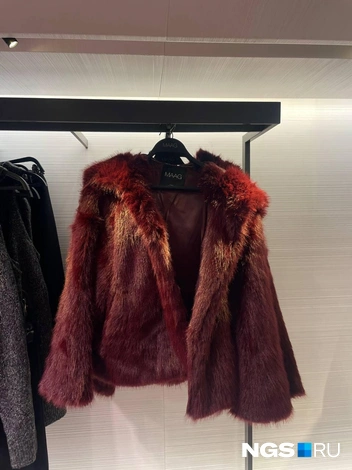 Шубка в самом трендовом оттенке осени за 9&nbsp;999 рублей | Источник: Алёна Золотухина / NGS.RU 