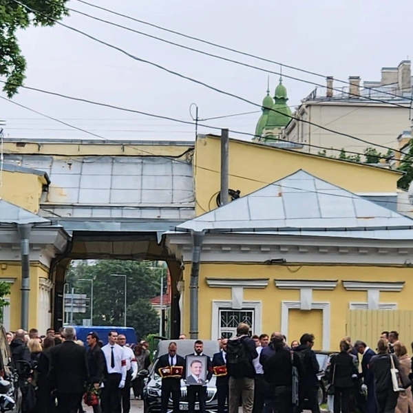 Похороны начались примерно в 10:00