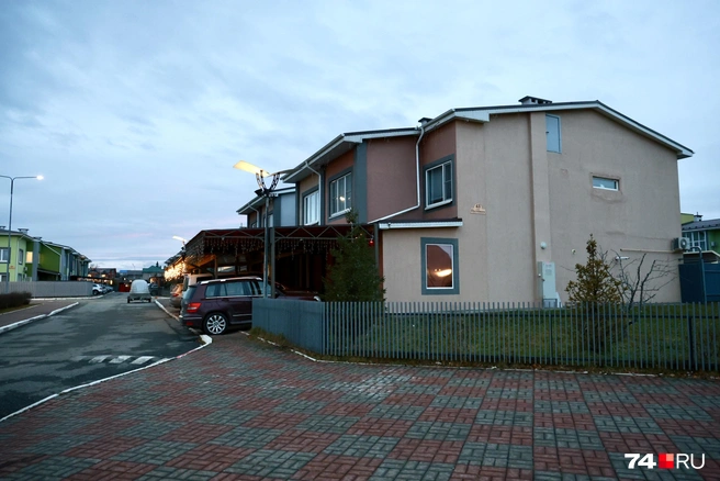 Здесь закрытая территория с типовыми таунхаусами | Источник: Михаил Шилкин