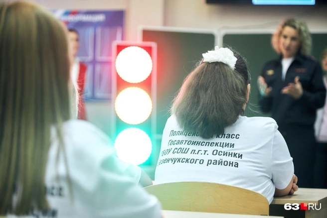 Всем ребятам выдали специальные футболки&nbsp;— они будут играть роль школьной формы на занятиях по безопасности дорожного движения | Источник: Роман Данилкин / 63.RU