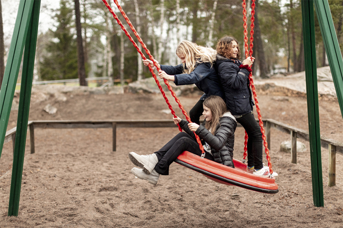 Почему подросткам не рады на детских площадках | PSYCHOLOGIES