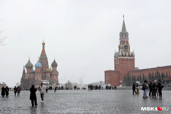 Погода совсем не смущает туристов | Источник: Татьяна Спиридонова / MSK1.RU