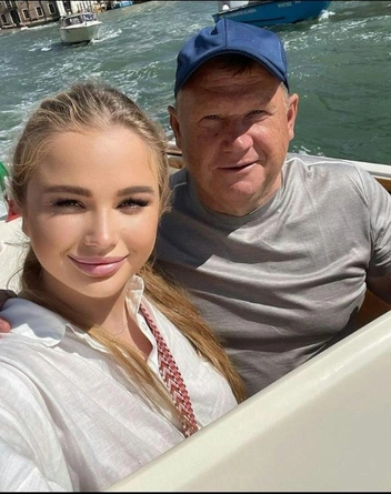 Софья с отцом в Венеции | Источник: soniaplotnikova / Instagram*