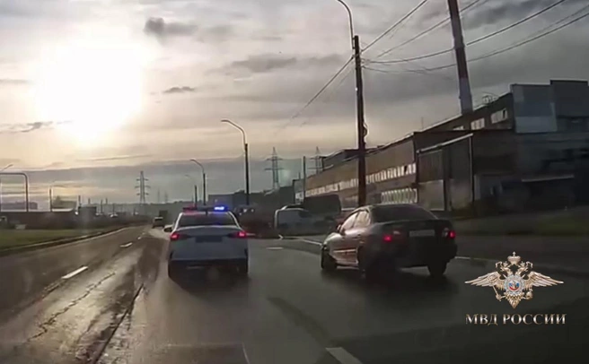 На севере Петербурга со стрельбой догоняли лихача на Nissan Almera. Смотрите видео | Источник: Ирина Волк / Телеграм