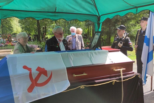 Адмирала Лобанова с воинскими почестями похоронили в Петербурге в одной ограде с убитыми женой и сыном (видео, фото) | Источник: Павел Каравашкин, «Фонтанка.ру».
