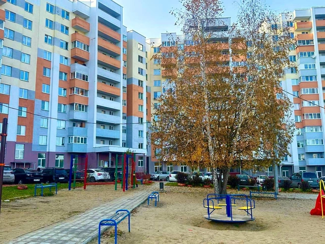 Крупные деревья, которые сейчас создают особую атмосферу во дворе  | Источник: ГК Корпорация МАЯК